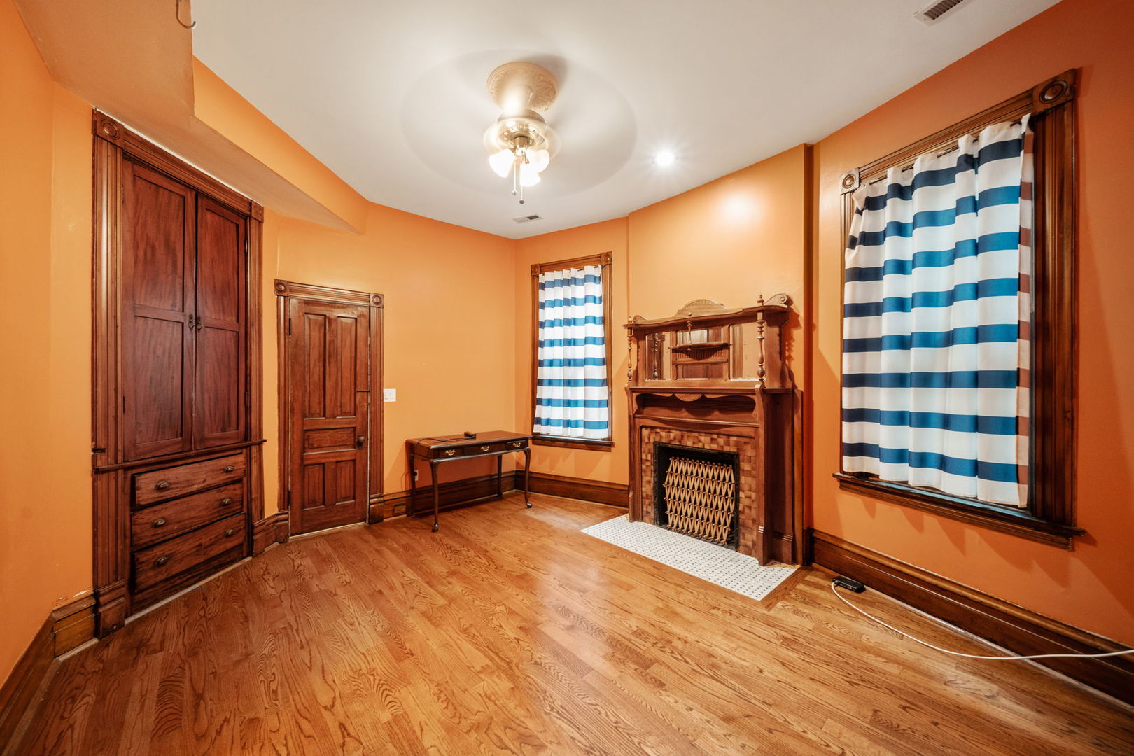 3602 South Prairie Avenue Chicago, IL 60653 - Photo 22 of 34 a view of a livingroom with furniture and a window