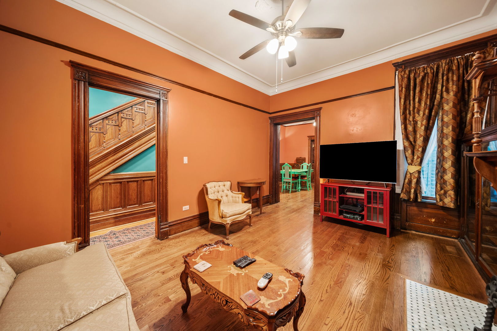 3602 South Prairie Avenue Chicago, IL 60653 - Photo 10 of 34 a living room with furniture and a flat screen tv