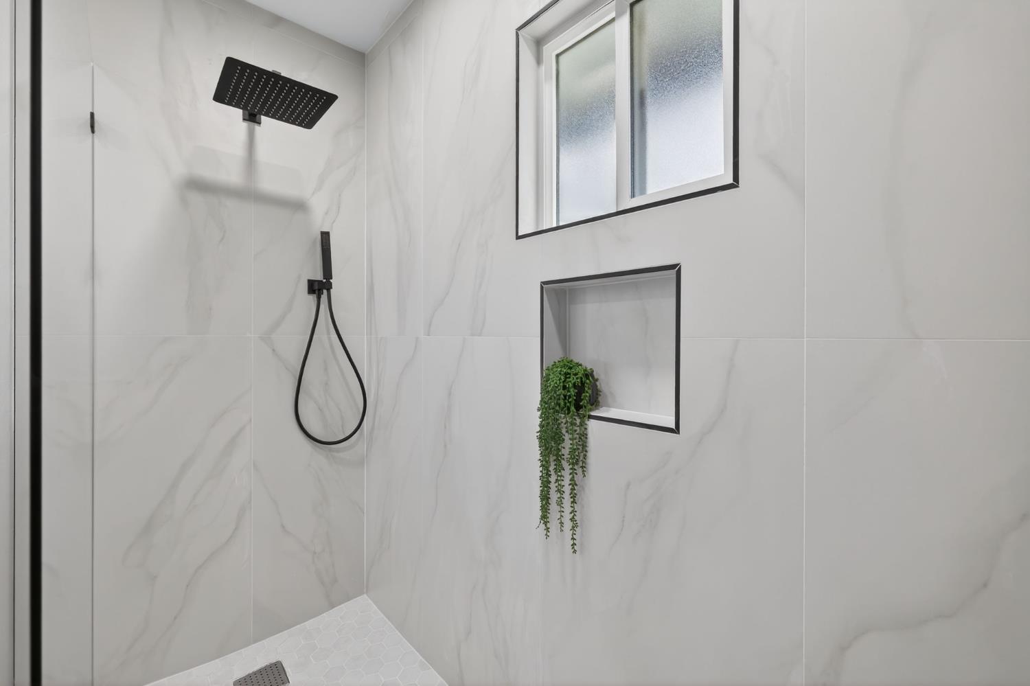 2546 El Vita Way Carmichael, CA 95608 - Photo 21 of 52 a bathroom with a shower and mirror