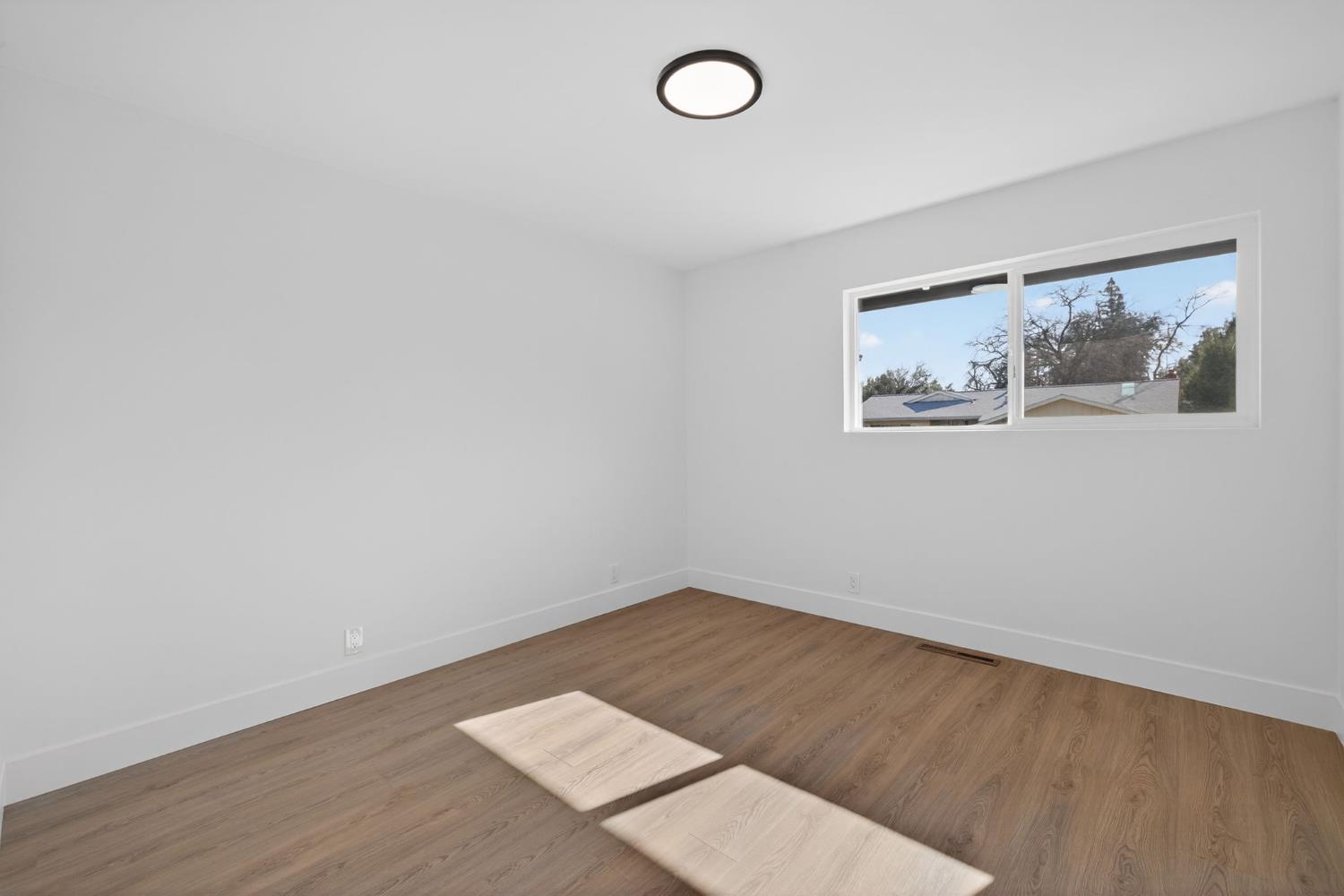 2546 El Vita Way Carmichael, CA 95608 - Photo 30 of 52 an empty room with a workbench