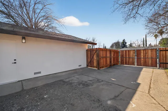 a view of a backyard