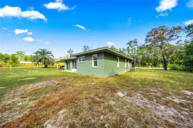 a view of a house with a backyard