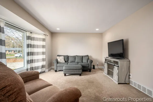 $333,500 | 7700 Ridgewood Drive, Jenison, MI 49428