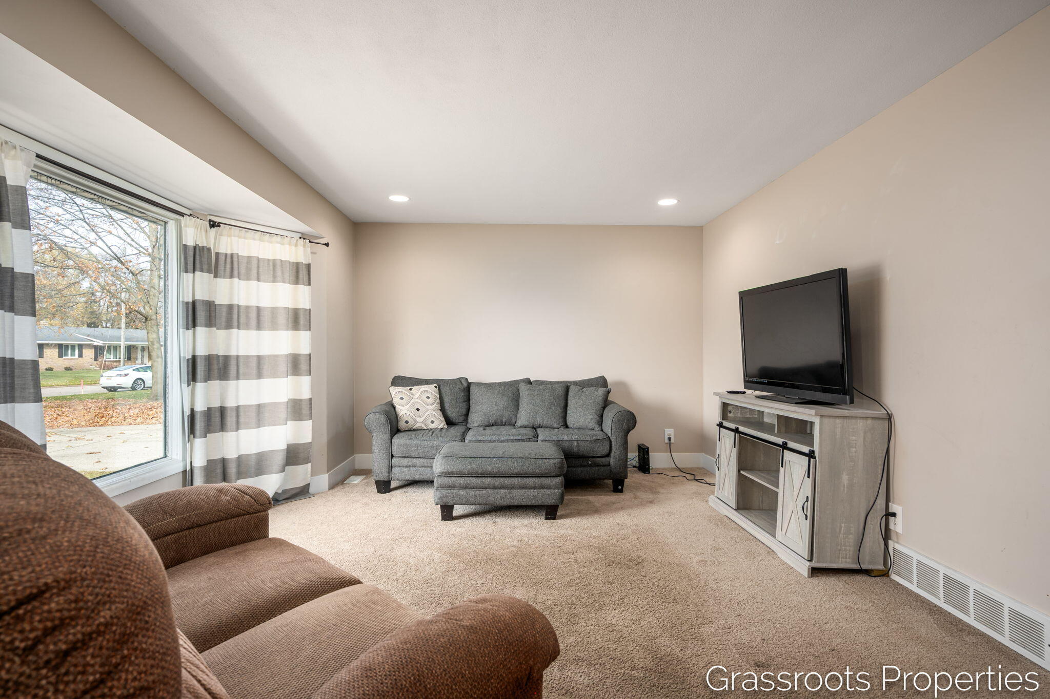 7700 Ridgewood Drive Jenison, MI 49428 - Photo 8 of 29 10-web-or-mls-7700 Ridgewood-10