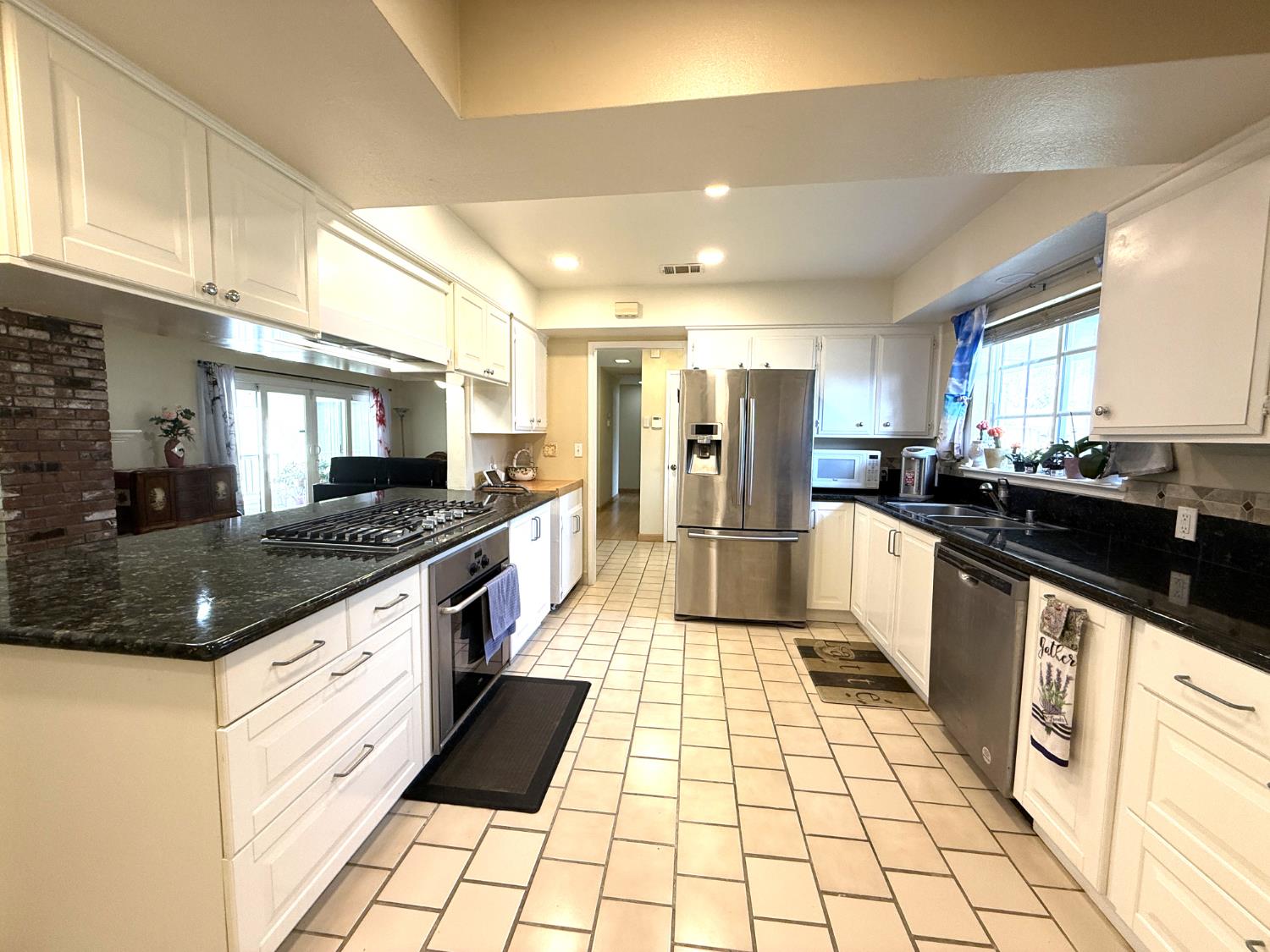 6544 Surfside Way Sacramento, CA 95831 - Photo 4 of 22