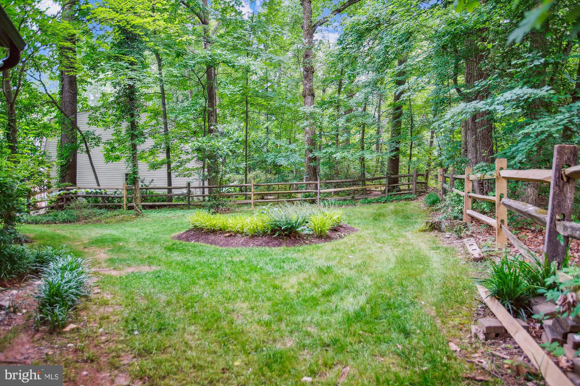 2000 Homer Terrace Reston, VA 20191 - Photo 13 of 94 Lots of Yard Space