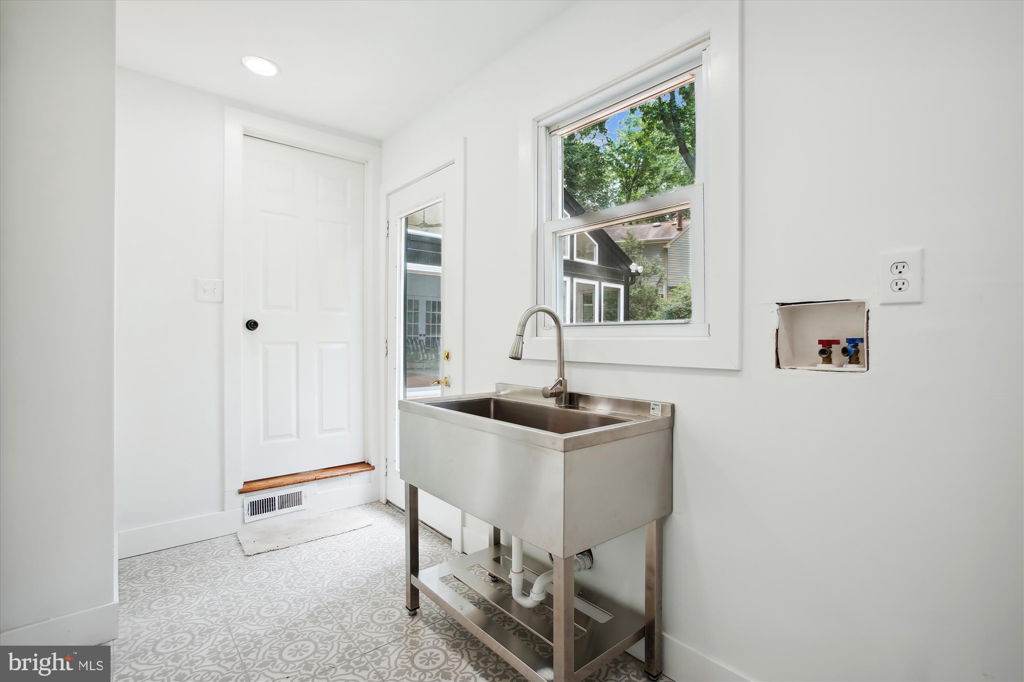 2000 Homer Terrace Reston, VA 20191 - Photo 44 of 94 Mudroom with second laundry hookup