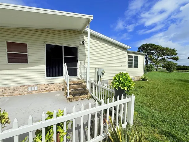 a front view of house with yard