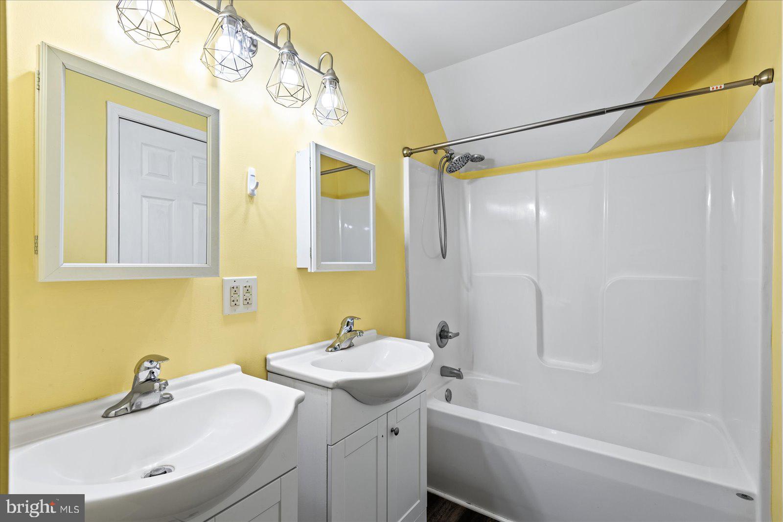 22149 Carters Gate Road Ruther Glen, VA 22546 - Photo 22 of 35 Upstairs bathroom