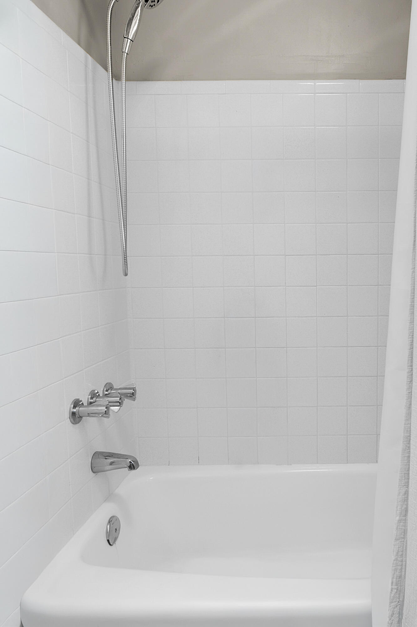 312 Northeast 17th Avenue, Unit 202 Boynton Beach, FL 33435 - Photo 23 of 44 a bathroom with a bathtub