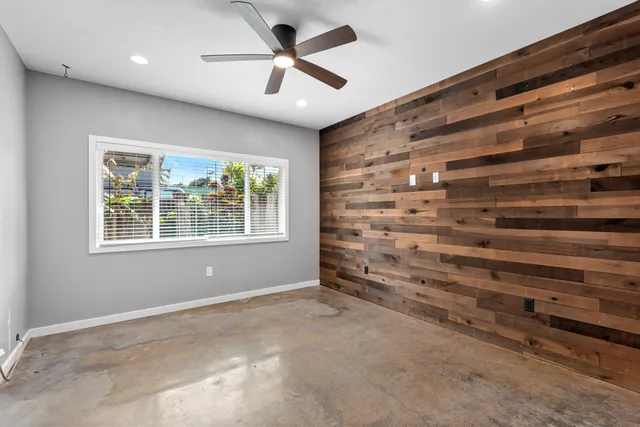 a view of room with window and ceiling fan