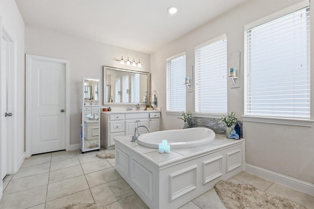 4900 Bonfire Way Little Elm, TX 76227 - Photo 14 of 38