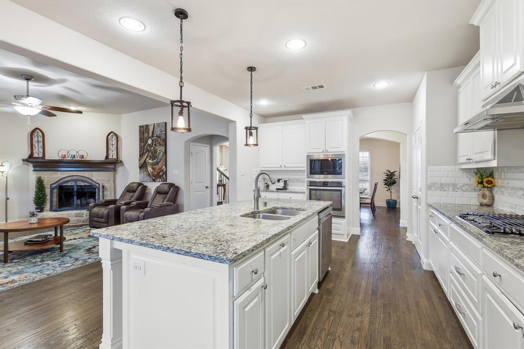 4900 Bonfire Way Little Elm, TX 76227 - Photo 9 of 38