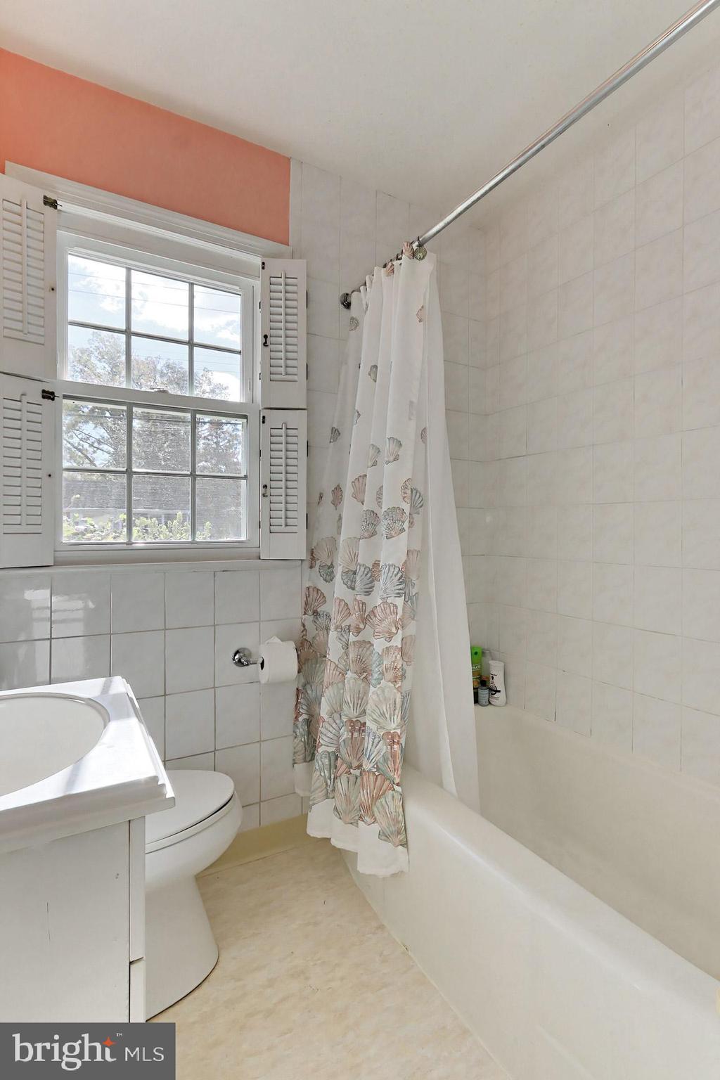 1806 Shenandoah Road Alexandria, VA 22308 - Photo 24 of 33 a bathroom with a toilet and a bathtub