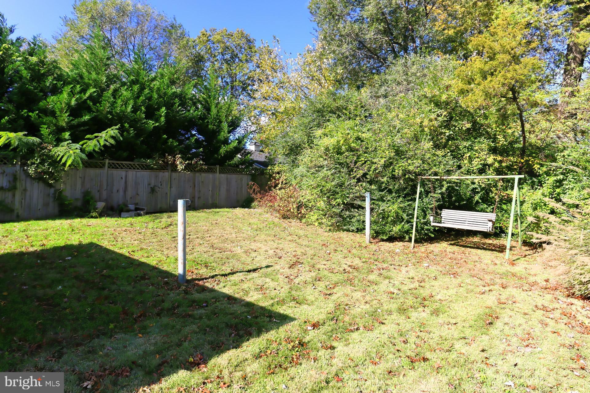 1806 Shenandoah Road Alexandria, VA 22308 - Photo 31 of 33 a backyard of a house with table and chairs