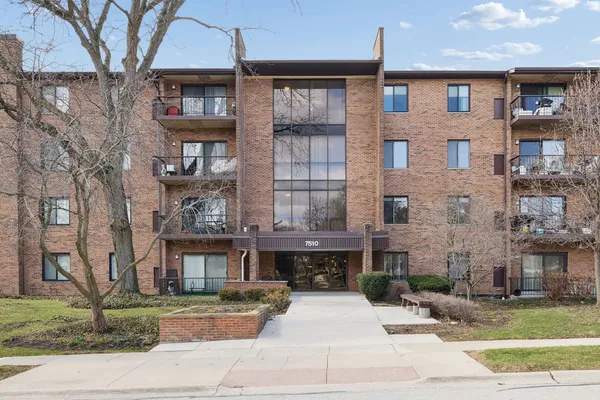 $250,000 | 7510 Farmingdale Drive, Unit 407, Darien, IL 60561