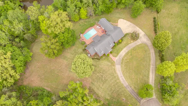 $885,000 | 975 Breckenridge Lane, Savannah, TN 38372