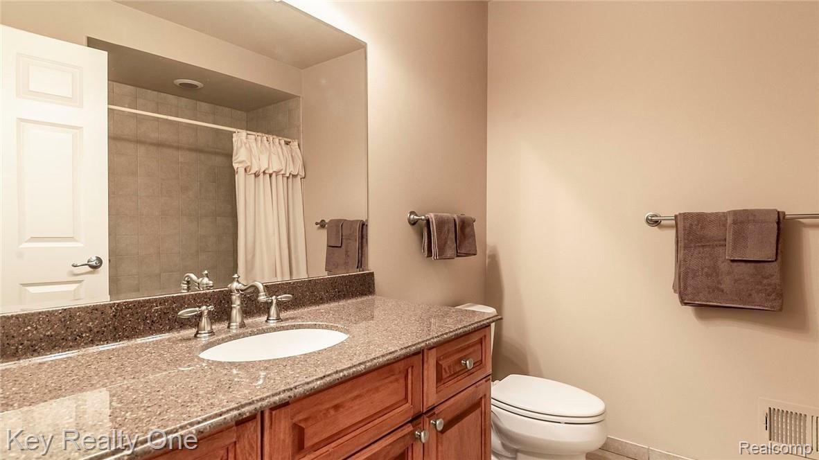 2790 Castlemartin Court Rochester, MI 48306 - Photo 33 of 64 044_25.jpg