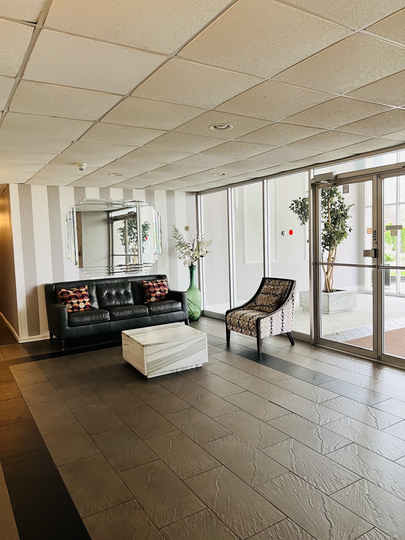 9001 Golf Road, Unit 2I Des Plaines, IL 60016 - Photo 3 of 20