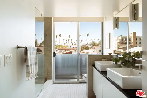 $925,000 | 333 South Wilton Place, Unit 2, Los Angeles, CA 90020