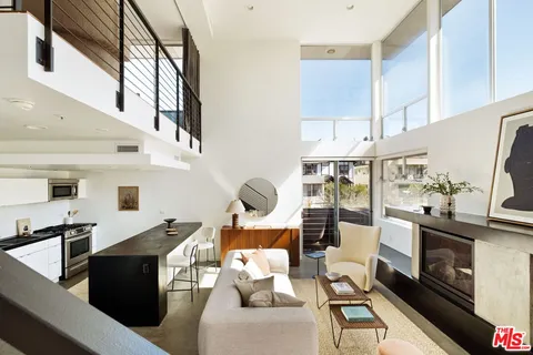 $925,000 | 333 South Wilton Place, Unit 2, Los Angeles, CA 90020