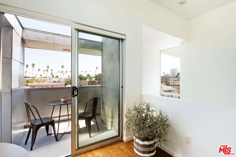 $925,000 | 333 South Wilton Place, Unit 2, Los Angeles, CA 90020