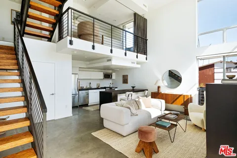 $925,000 | 333 South Wilton Place, Unit 2, Los Angeles, CA 90020