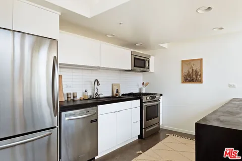 $925,000 | 333 South Wilton Place, Unit 2, Los Angeles, CA 90020