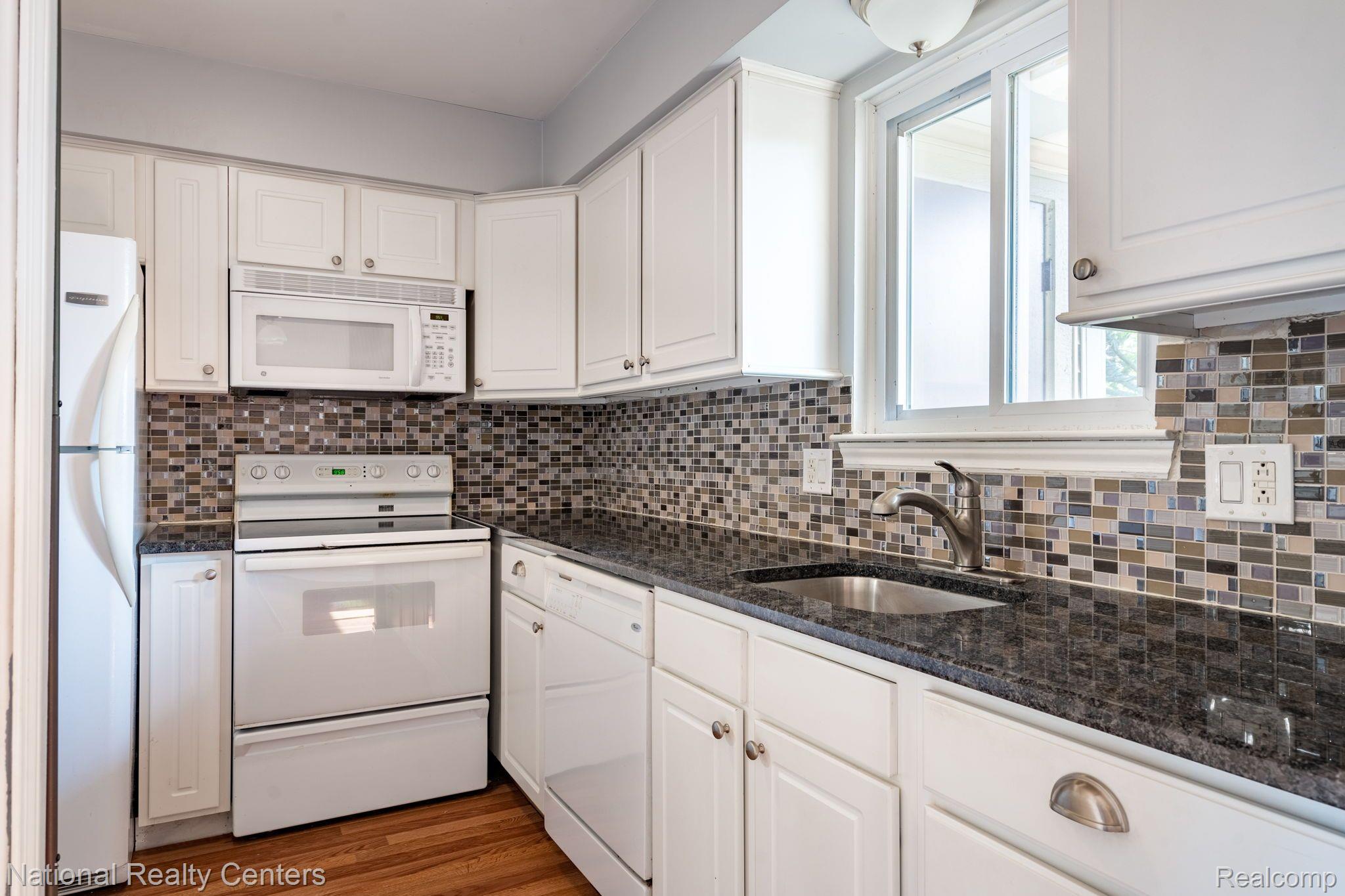 1663 Emerson Circle Rochester, MI 48307 - Photo 9 of 25 Updated kitchen
