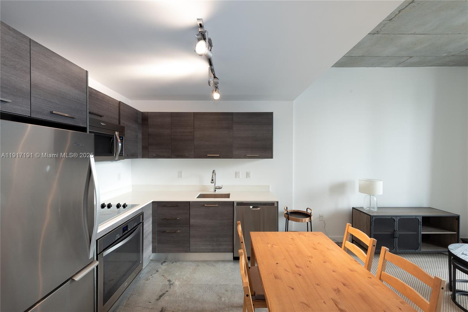 151 Southeast 1st Street, Unit 1709 Miami, FL 33131 - Photo 5 of 19