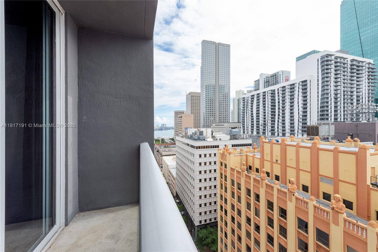 151 Southeast 1st Street, Unit 1709 Miami, FL 33131 - Photo 9 of 19