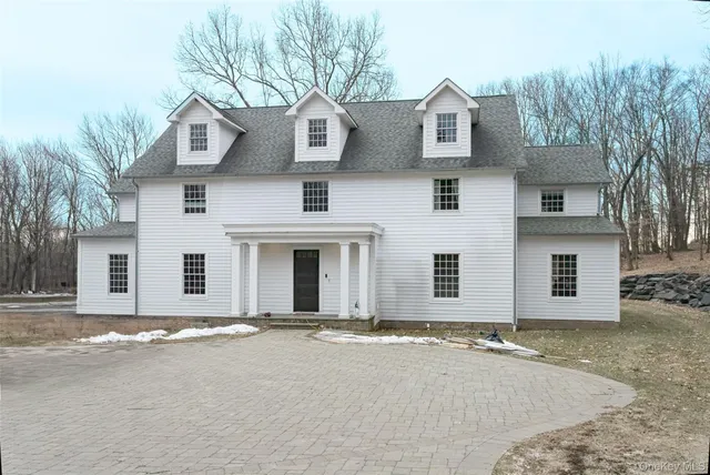 a view of a house with backyard and garden