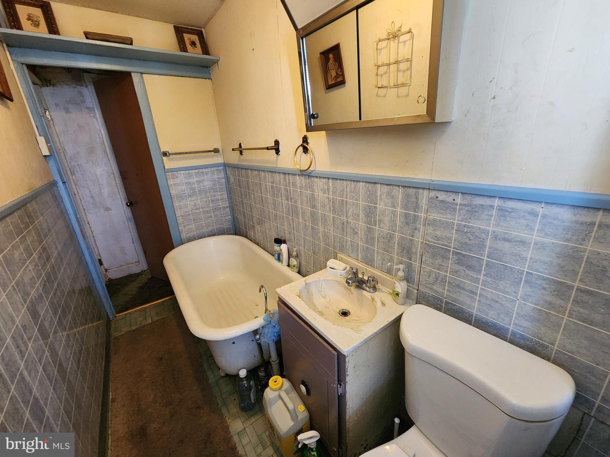 36 High Street Hagerstown, MD 21740 - Photo 17 of 28 2nd floor full bathroom