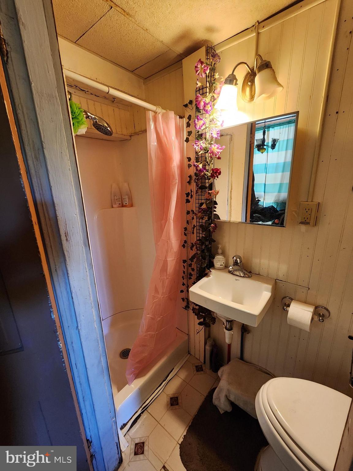 36 High Street Hagerstown, MD 21740 - Photo 10 of 28 First level full bath