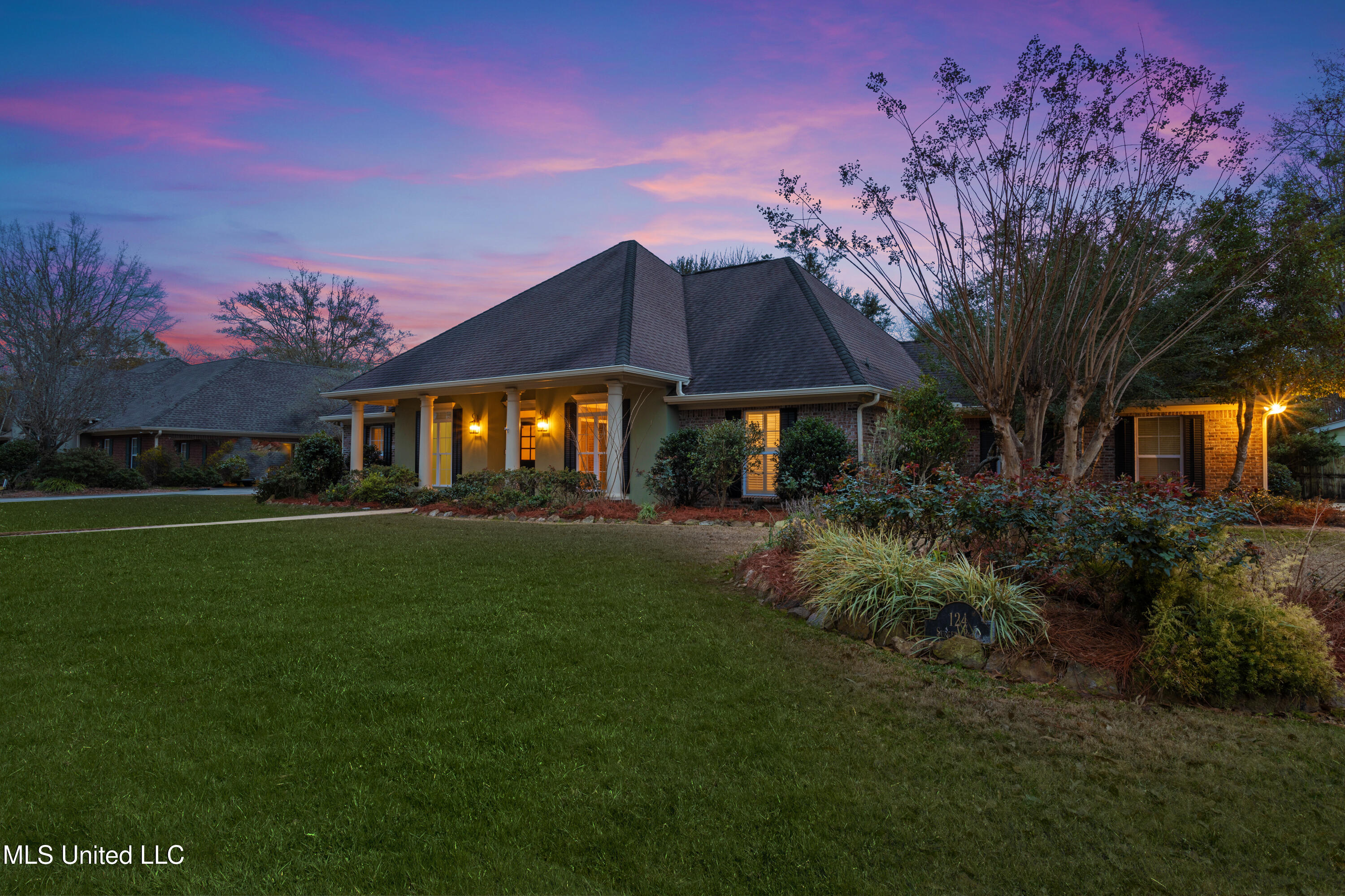124 Surgeres Place Ocean Springs, MS 39564 - Photo 2 of 44 0007