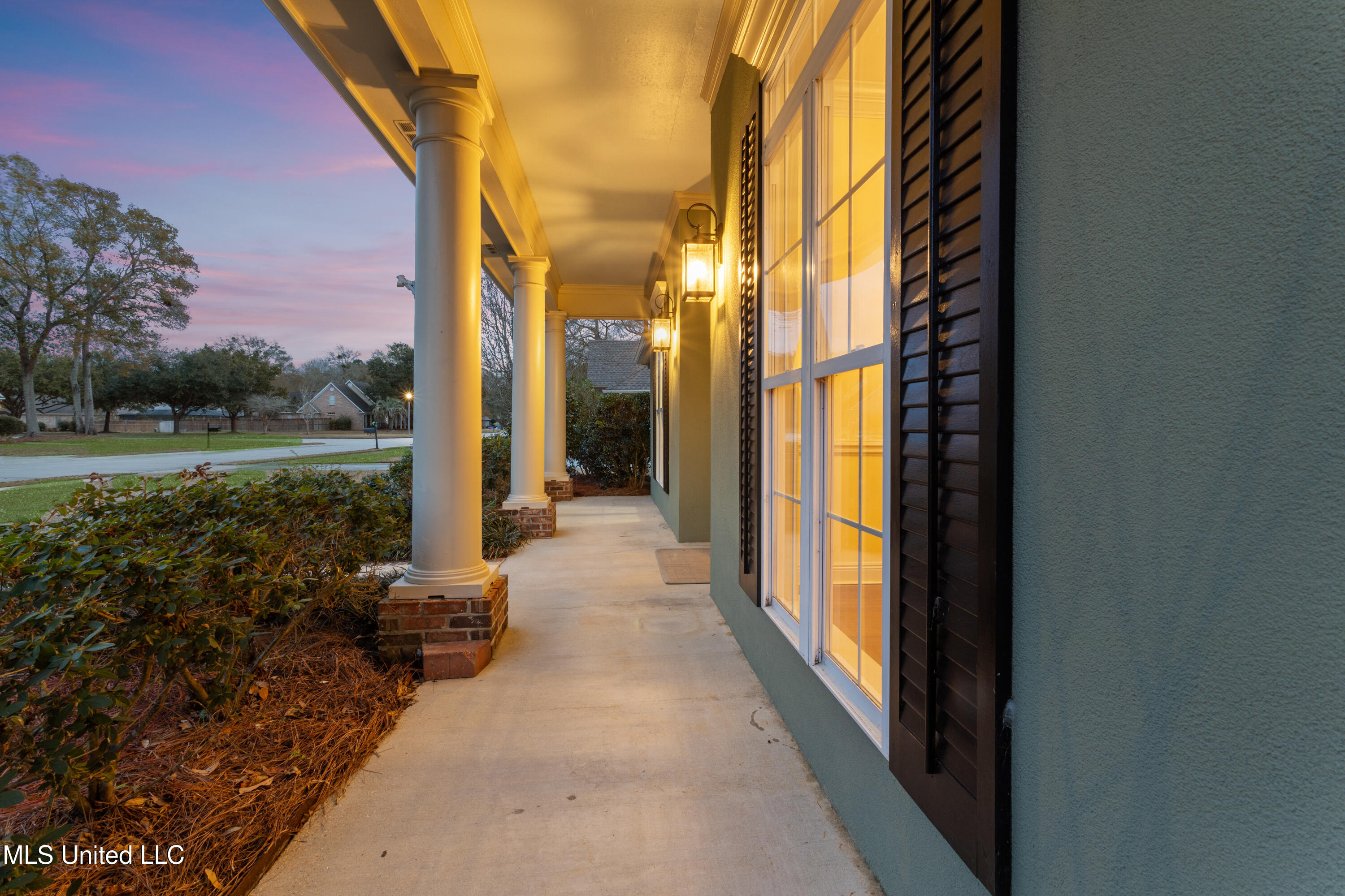 124 Surgeres Place Ocean Springs, MS 39564 - Photo 3 of 44 0013