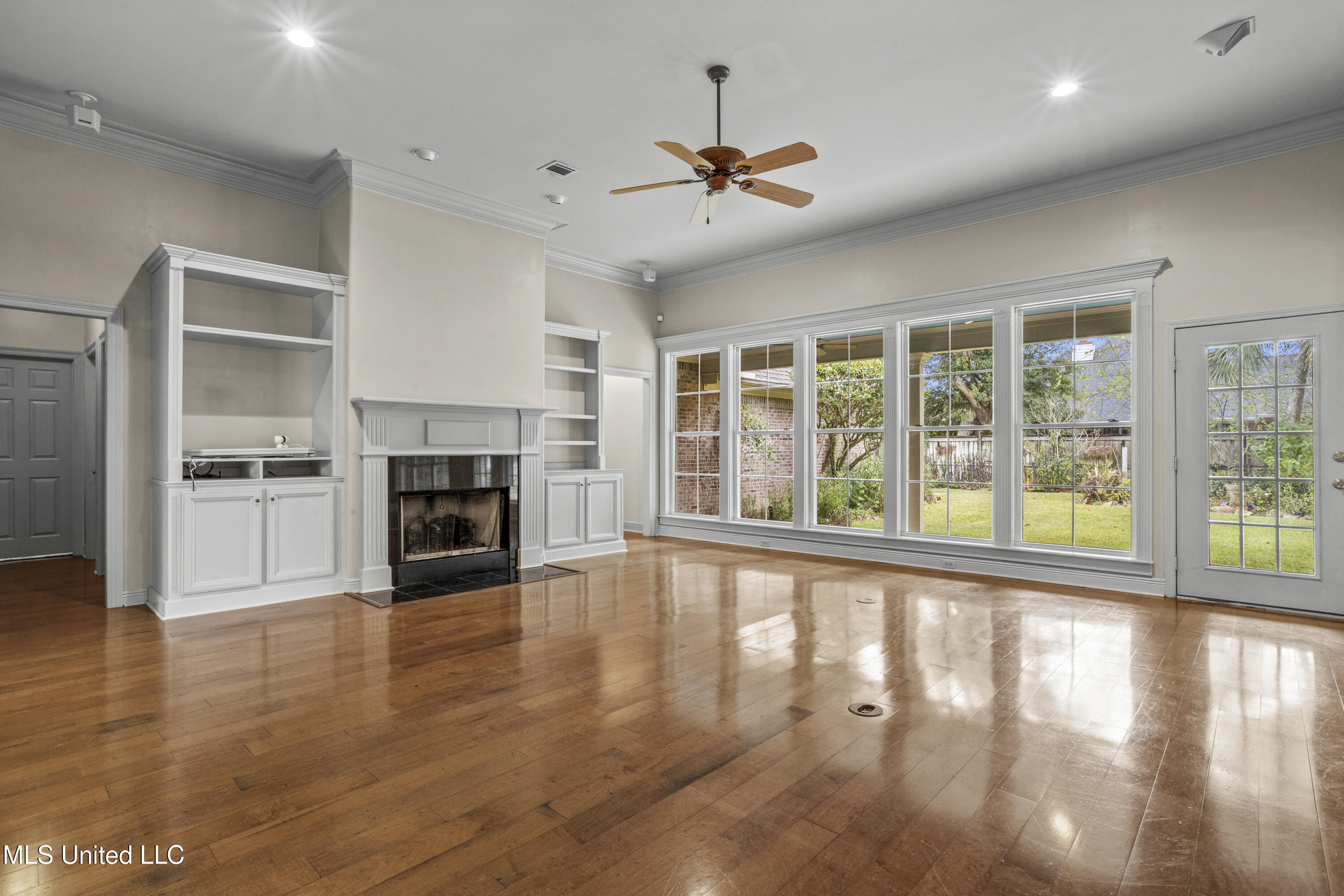 124 Surgeres Place Ocean Springs, MS 39564 - Photo 8 of 44 0008