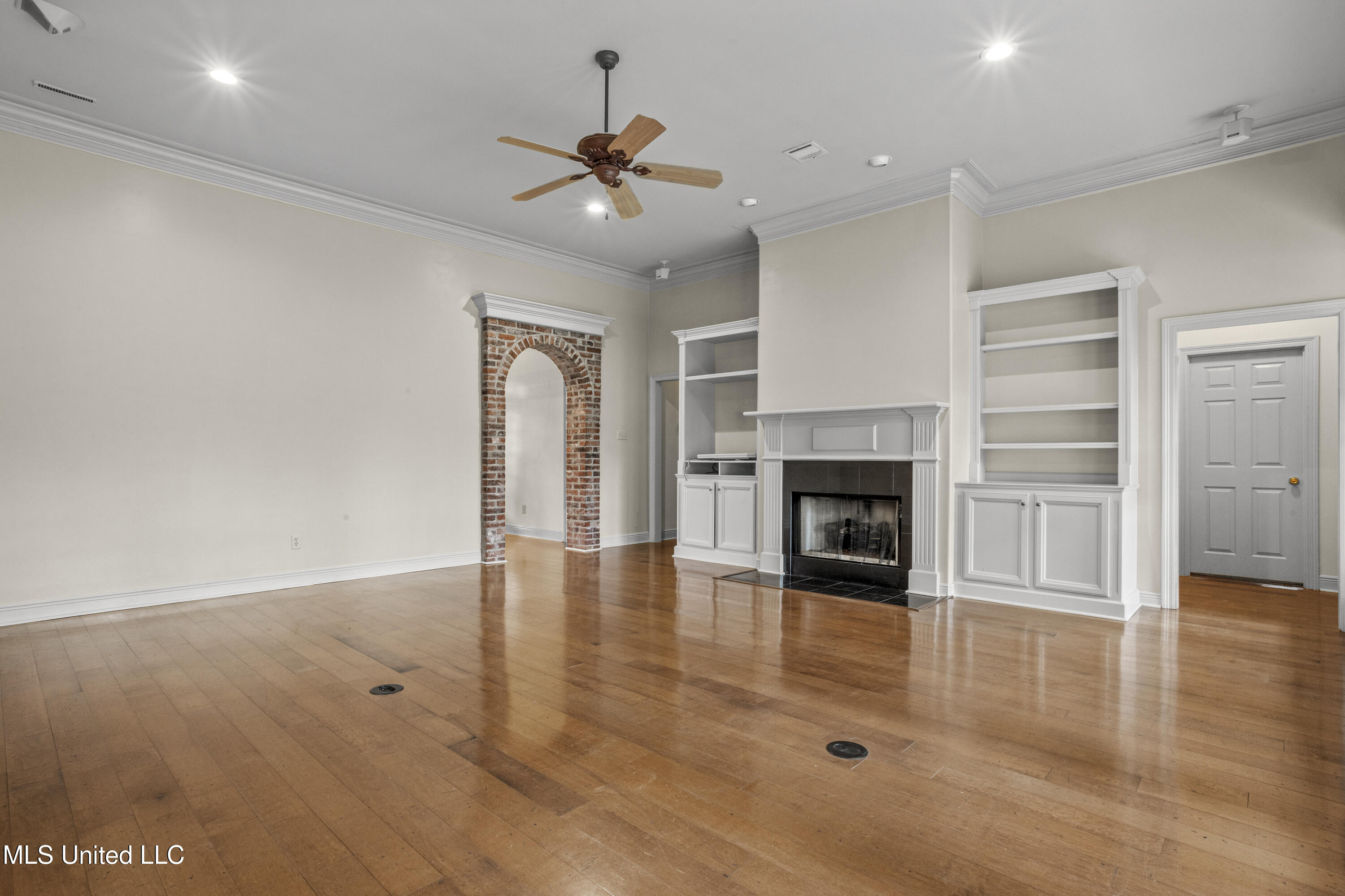 124 Surgeres Place Ocean Springs, MS 39564 - Photo 10 of 44 0015