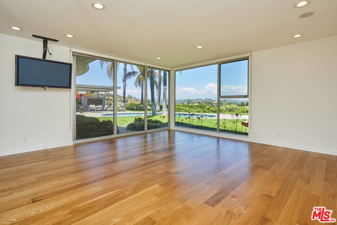 1070 Somera Road Los Angeles, CA 90077 - Photo 9 of 26 Gallery Image 9