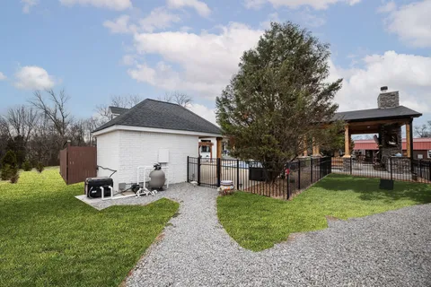 $889,000 | 95 Old 25 Loop, Castalian Springs, TN 37031