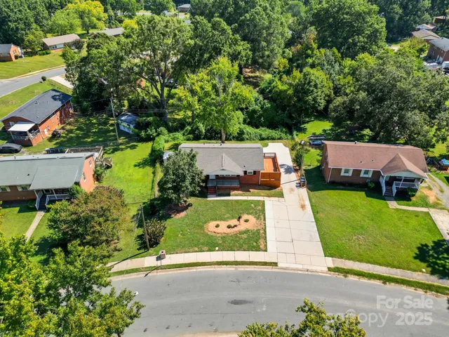 an aerial view of a house with yard swimming pool and outdoor seating
