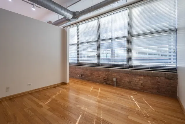 $294,000 | 130 South Canal Street, Unit 211, Chicago, IL 60606