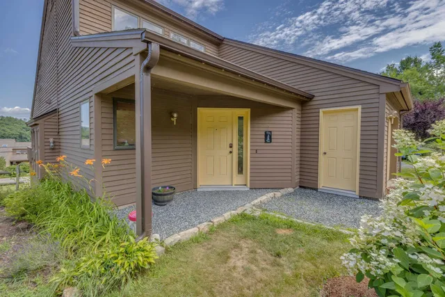 $2,400 | 21 Woodbury Drive, Unit 27, Bristol, NH 03222