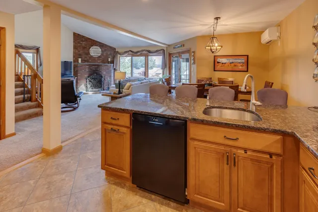 $2,400 | 21 Woodbury Drive, Unit 27, Bristol, NH 03222