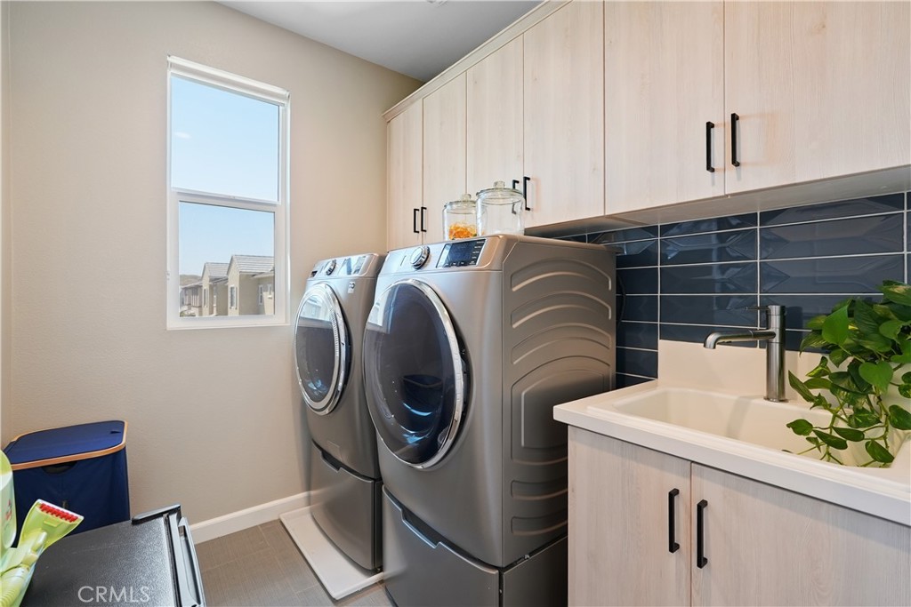 32522 Brunello Way Temecula, CA 92591 - Photo 37 of 75 Laundry Room