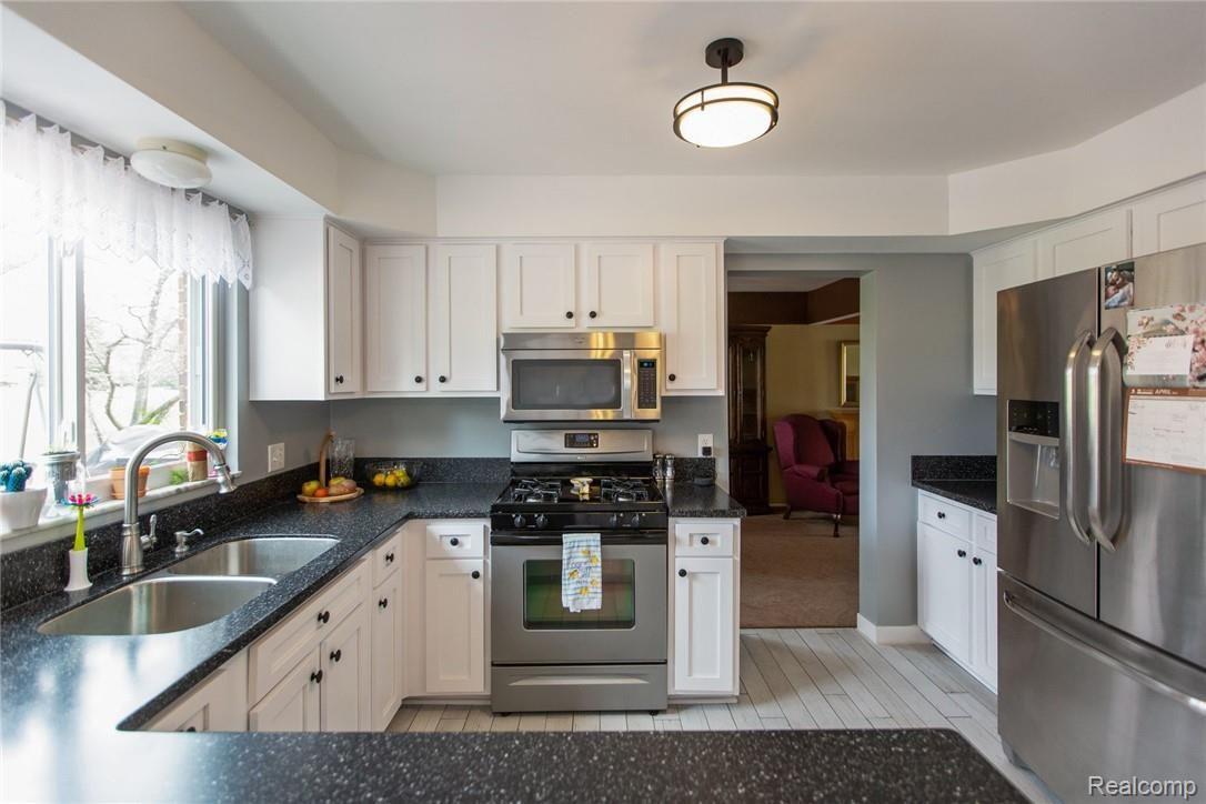 2269 Norton Road Rochester, MI 48307 - Photo 9 of 31 9.jpg