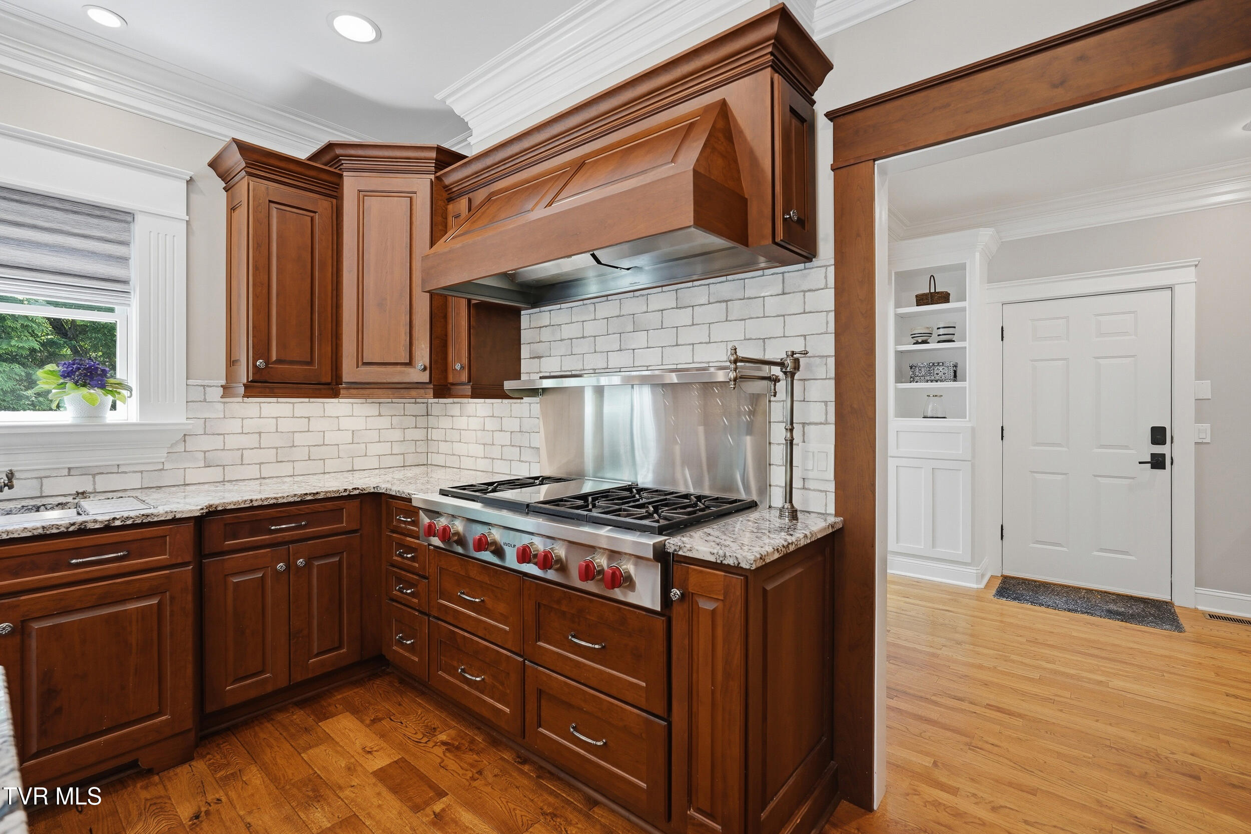 292 Alpine Trail Kingsport, TN 37663 - Photo 19 of 99 Gas Stove with custom hood