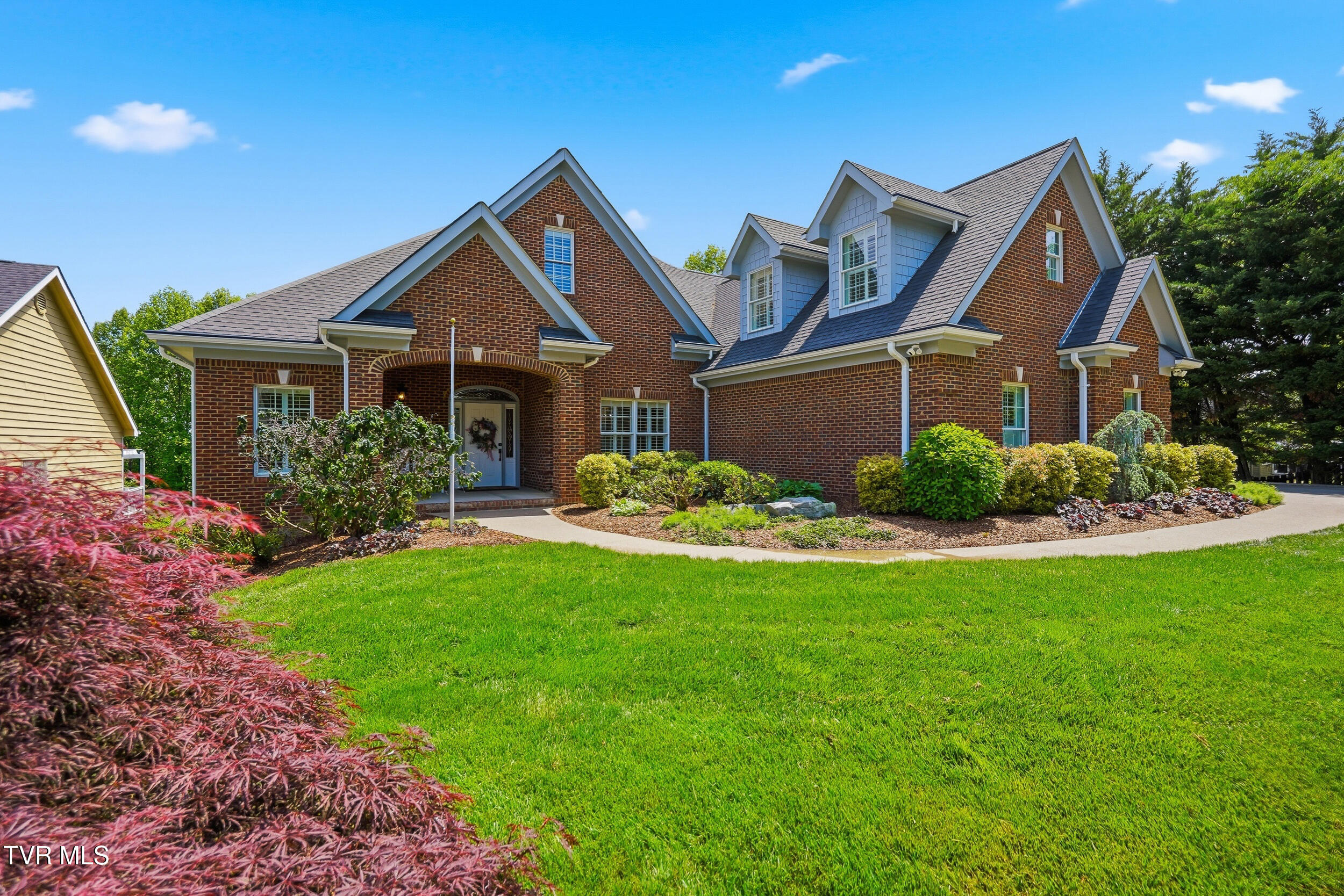 292 Alpine Trail Kingsport, TN 37663 - Photo 5 of 99 Beautiful Landscaping