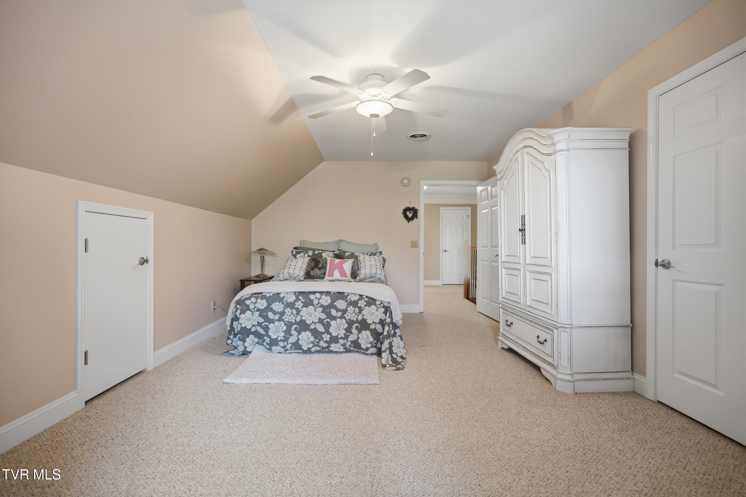 292 Alpine Trail Kingsport, TN 37663 - Photo 74 of 99 Nice size bedroom