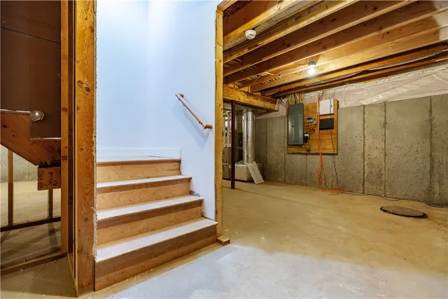 $999,900 | 44 Saddlebrook Drive, Warwick, RI 02818